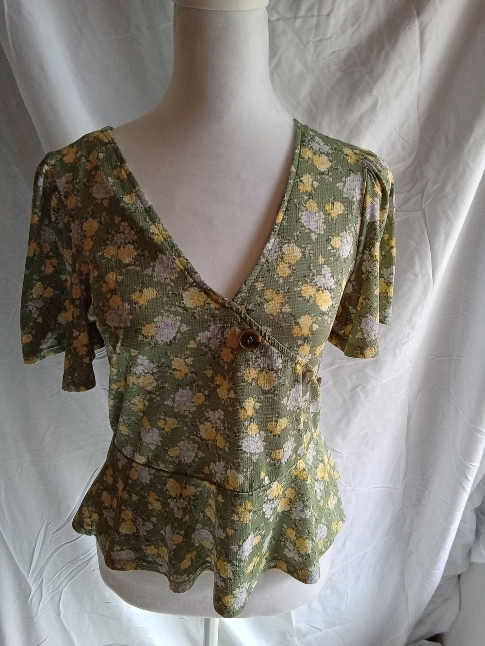 Full‎ Circle Trends Green Floral V-Neck Peplum Blouse with Button Detail SM